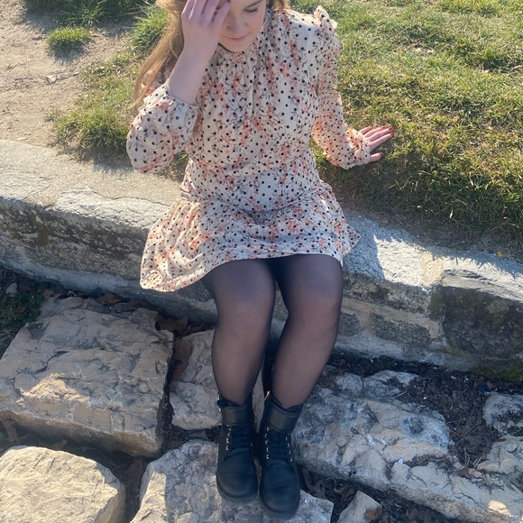 Very cute flower pattern with polka dot dress. - Picture 4 of 5